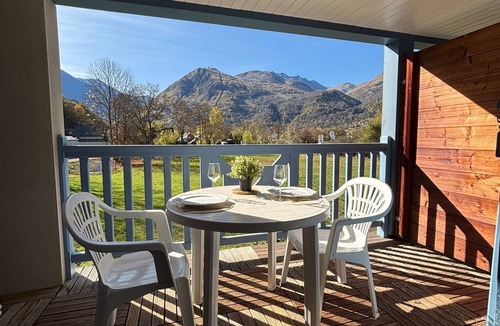 Bourisp Apartment | Family apartment. View of the Pyrenees