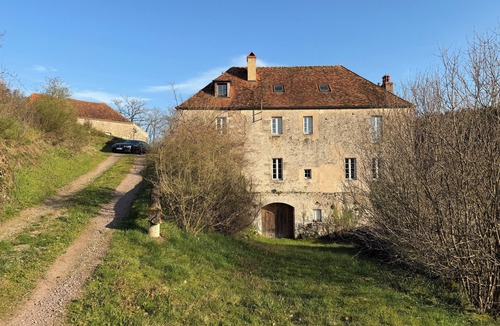 Vic-de-Chassenay House | Former mill of the Château de Bourbilly transformed into a pretty country house