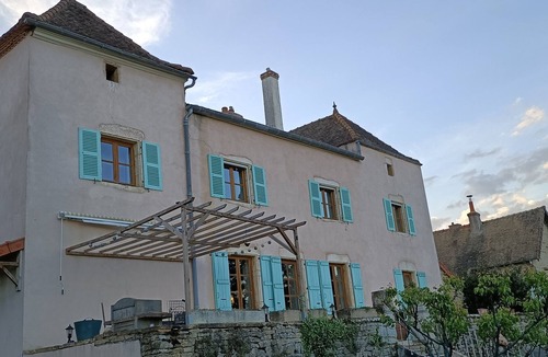 Chenoves Bed & Breakfast | Former winegrower's house in lush greenery