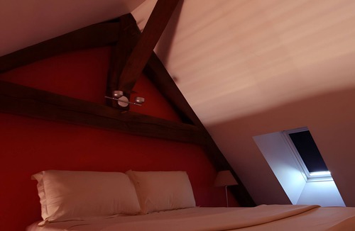 Beaumont-sur-Grosne Bed & Breakfast | 'Fuchia' Guest Room with Shared Pool, Terrace, and Wi-Fi