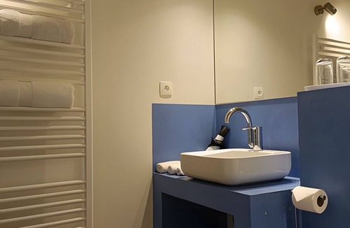 Beaumont-sur-Grosne Bed & Breakfast | 'Fuchia' Guest Room with Shared Pool, Terrace, and Wi-Fi