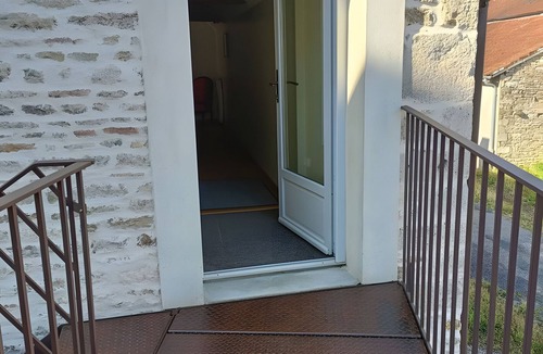 Beaumont-sur-Grosne Bed & Breakfast | 'Fuchia' Guest Room with Shared Pool, Terrace, and Wi-Fi