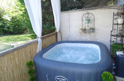 Visan Apartment | Furnished T3, air-conditioned, 24-hour private pool and jacuzzi, terrace, garden.