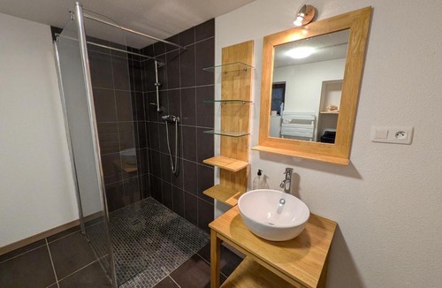 Anjeux House | Gîte Calme 4 Pers avec Poêle à Bois et WiFi Inclus - FR-1-583-513