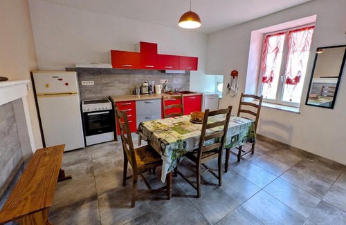 Anjeux House | Gîte Calme 4 Pers avec Poêle à Bois et WiFi Inclus - FR-1-583-513
