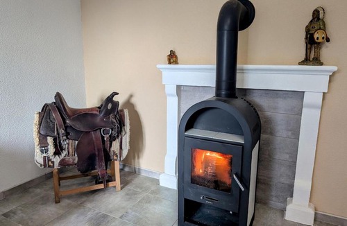 Anjeux House | Gîte Calme 4 Pers avec Poêle à Bois et WiFi Inclus - FR-1-583-513