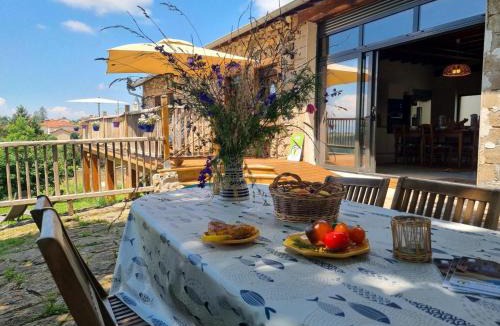 Virigneux House | Gîte calme avec terrasse, animaux admis, près de l'élevage de poneys - FR-1-496-326