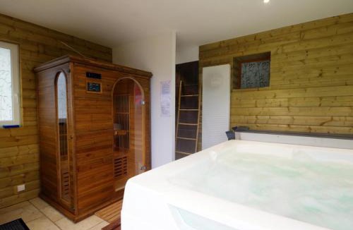 Saint-Andre-dʼApchon Apartment | Gîte chaleureux avec spa et sauna, animaux admis - FR-1-496-23