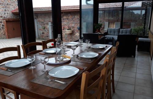 Saint-Victor-sur-Rhins House | Gîte charmant avec jardin au calme, animaux admis - FR-1-496-233