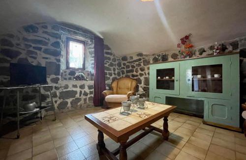 Lantriac House | Gîte confortable en hameau calme près du Puy en Velay – 2 chambres, équipement bébé, terrain fermé - FR-1-582-141