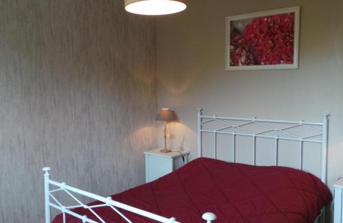 Creuzier-le-Neuf House | Gîte confortable avec piscine partagée et animaux admis - FR-1-489-76
