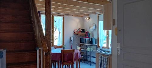 Belonchamp House | Gîte cosy avec Jacuzzi Etang babyfoot et rivière