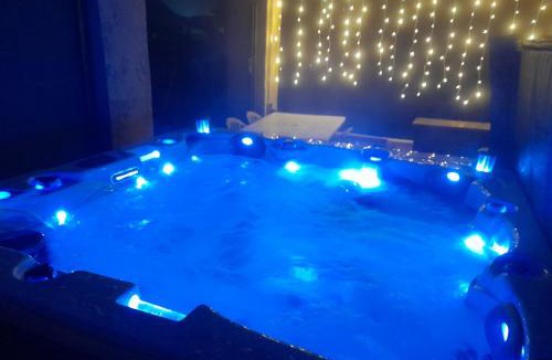 Belonchamp House | Gîte cosy avec Jacuzzi Etang babyfoot et rivière