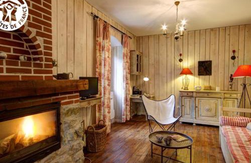 Montbrison House | Gîte cosy pour 2 avec jardin et cheminée à Montbrison - FR-1-496-158