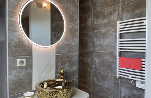 Pierrefitte-sur-Loire House | Gîte de Charme Rénové à Pierrefitte-sur-Loire, Vue sur Campagne - FR-1-489-334