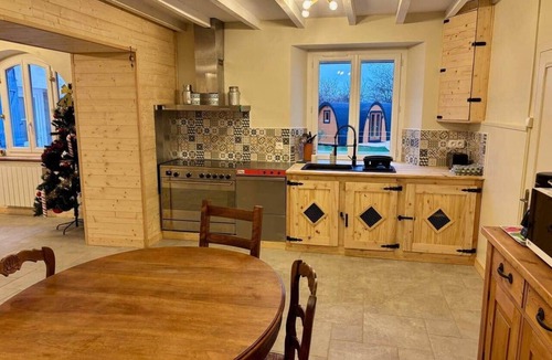 Montchal House | Gîte des beaux souvenirs (sleeps 23)