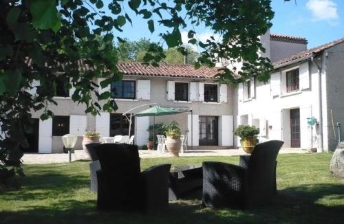 Poncins House | Gîte Des Roties