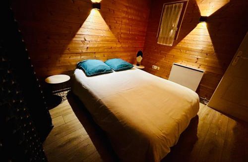 Montgesoye Ski Chalet | Gîte du Moulin - confort et nature - 2 chambres avec jardinet à Montgesoye, vallée de la Loue