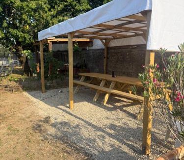 Andancette House | Gîte entier ou chambres dans parc clos avec piscine