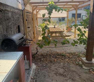 Andancette House | Gîte entier ou chambres dans parc clos avec piscine