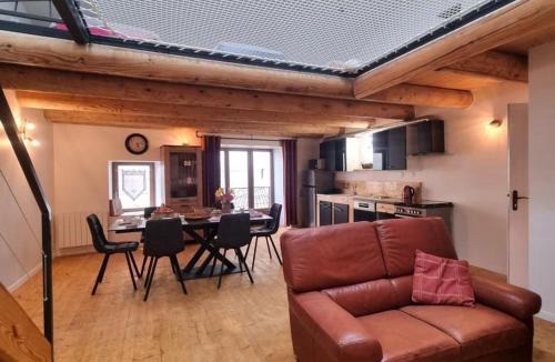Sauvain House | Gîte familial confortable au cœur de Sauvain - FR-1-496-353