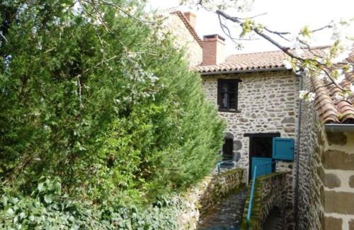 Villeneuve-dʼAllier House | Gîte familial avec grande terrasse à Auzat, proche baignades et sites historiques - FR-1-582-183