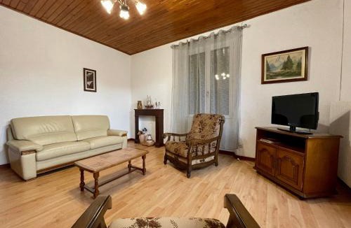 Solignac-sur-Loire House | Gîte familial paisible, proche Gorges de la Loire, avec cour fermée, 3 chambres, équipements bébé - FR-1-582-116