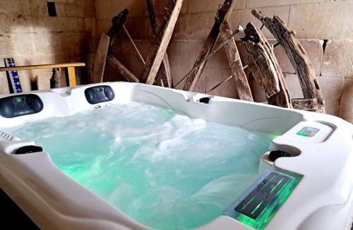 Champagnac House | Gîte insolite dans un moulin à eau avec spa privatif