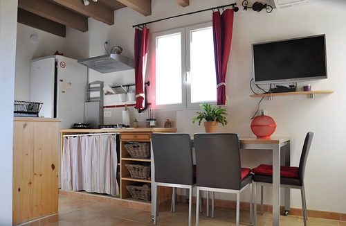Mevouillon House | Gîte L'amandière: Holiday Home with Mountain View, Wi-Fi & Air Conditioning