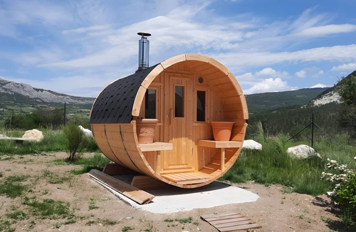 Mevouillon House | Gîte L'amandière: Holiday Home with Mountain View, Wi-Fi & Air Conditioning