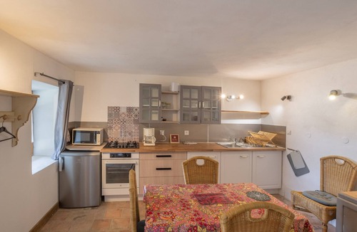 Bessas House | Gîte 'La Bergerie - Le Mas De Peyraube' with Shared Pool, Communal Garden & Wi-Fi