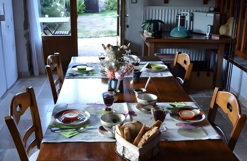 Bourgvilain Cottage | Gîte “La Framboisine”: Countryside Views