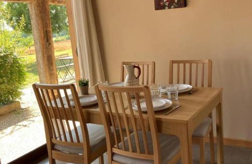 Montbeugny House | Gîte La Huzarde à Montbeugny pour 4 pers. avec animaux admis et parking - FR-1-489-599