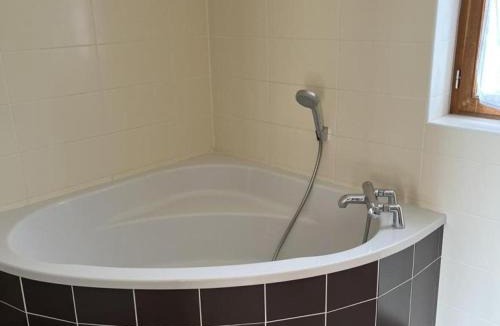 Montbeugny House | Gîte La Huzarde à Montbeugny pour 4 pers. avec animaux admis et parking - FR-1-489-599