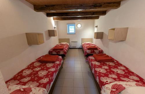 Clairegoutte House | Gîte Le Séquoia: Confort pour 17 personnes, idéal pour randonner dans les Vosges Saônoises - FR-1-583-426