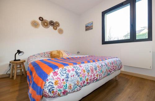Beaucroissant Apartment | Gîte neuf au calme, RDC, Terrasse, Parking, 2 chambres, Clim