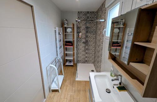 Fretigney-et-Velloreille House | Gîte paisible avec piscine partagée, clim - 5 pers. - FR-1-583-518