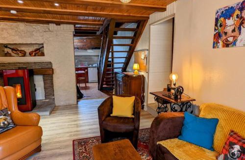 Saint-Bresson House | Gîte paisible dans une ancienne ferme avec WIFI et parking à Saint-Bresson - FR-1-583-440