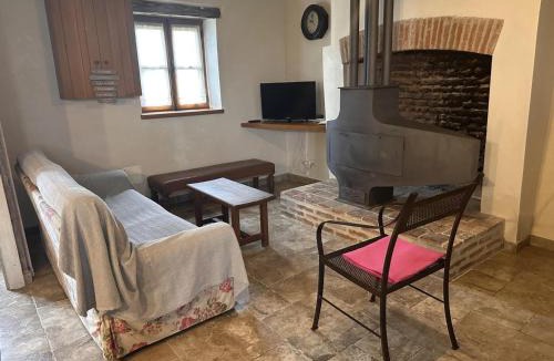 Neuilly-le-Real House | Gîte Rustique à Neuilly-le-Réal avec Animaux Acceptés - FR-1-489-611