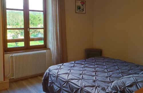 Besain House | Gîte Situé au Cœur du Jura. Proche Cascades, Lacs, Vignobles, Sentiers, Forêts