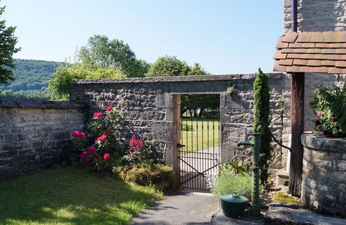 Besain House | Gîte Situé au Cœur du Jura. Proche Cascades, Lacs, Vignobles, Sentiers, Forêts