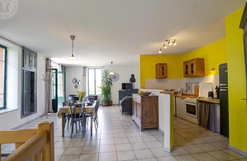 Saint-Just-la-Pendue House | Gîte spacieux en campagne avec jacuzzi, sauna et jeux extérieurs - FR-1-496-52