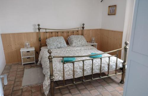 Uxeau Apartment | Gîtes de beaux rêves, Glycine