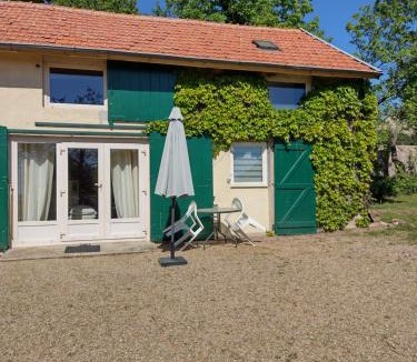 Uxeau Apartment | Gîtes de beaux rêves, Glycine