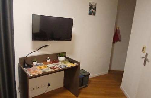 Le Port sous la Lune Apartment | Getaway by the river and city – Comfortable studio, 30 min to Paris
