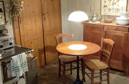 Le Larderet House | Getaway in the Jura - calm, nature & conviviality gîte for 6 to 8 people
