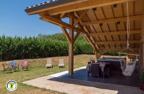 Chatte House | Gite 2 Chambres Avec Terrasse Couverte et Bain à Remous