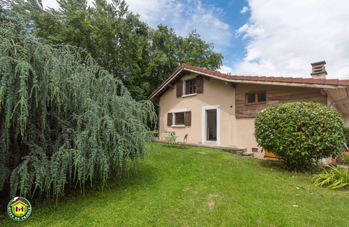 Brie-et-Angonnes Cottage | Gîte 25 m2 duplex, on the ground floor, in an autonomous building.