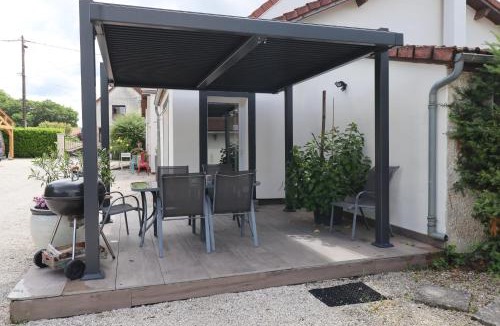 Longeault House | Gite calme avec grand parking privé, proche Dijon