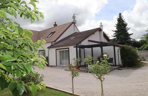 Longeault House | Gite calme avec grand parking privé, proche Dijon